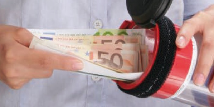 Pneumatic tube system for money transport